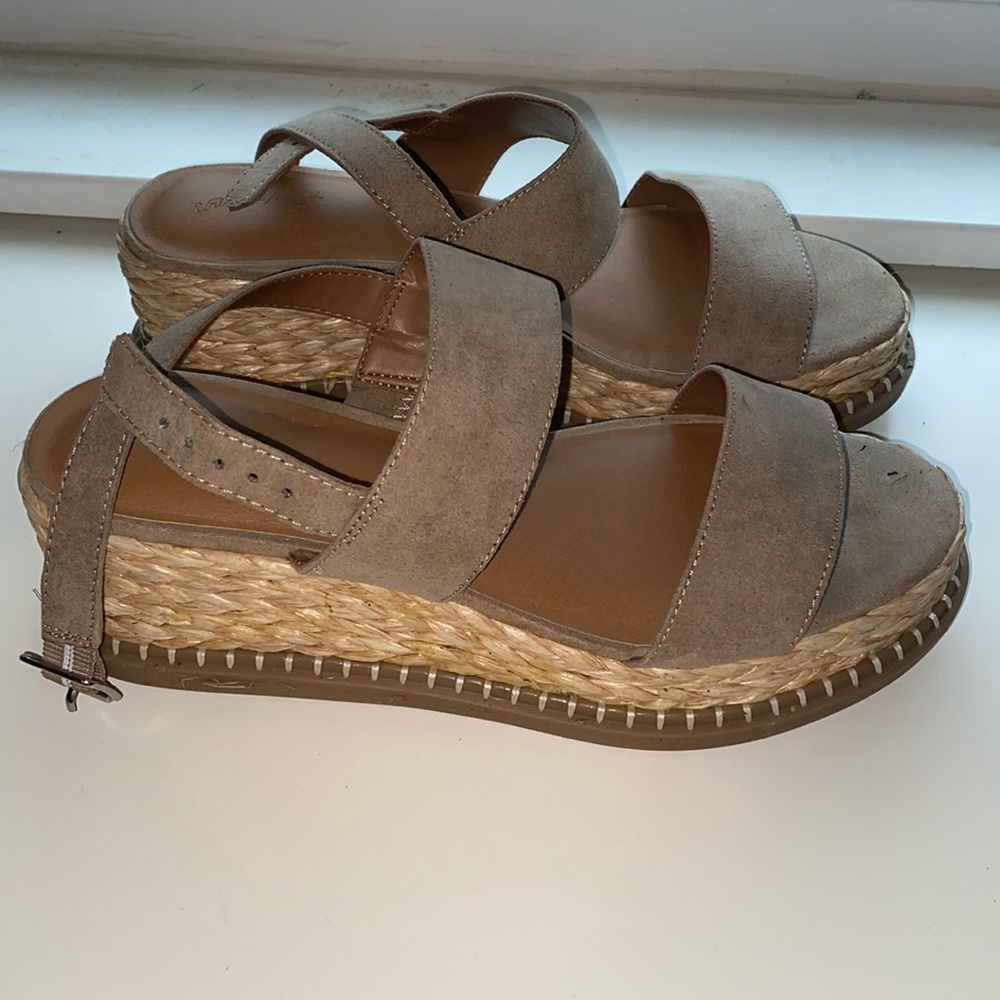 Wedged sandals